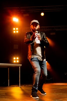 Chanteur sur scène sous les projecteurs