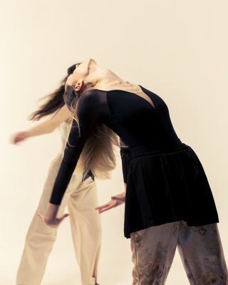 Danseuse en mouvement sur fond clair