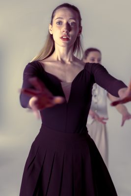 Danseuse en robe bordeaux en mouvement