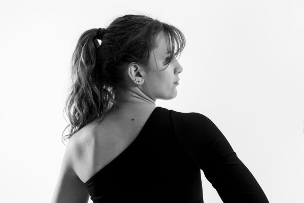 Femme de dos en haut noir asymétrique, photo studio