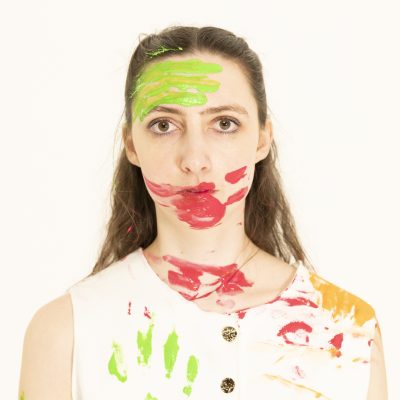 Portrait d'une femme au visage peint de vert et de rouge