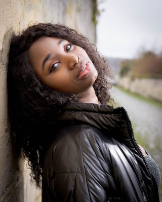 Portrait en extérieur d'une femme aux cheveux bouclés