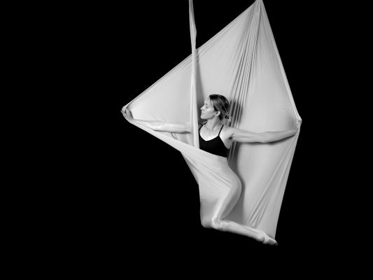Artiste dans un hamac aérien, photo noir et blanc