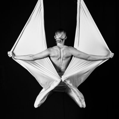 Artiste aérienne de dos dans un hamac blanc, photo studio