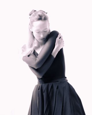 Danseuse s'enlaçant les épaules, photo en noir et blanc
