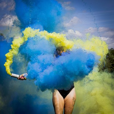 Silhouette dans des fumigènes bleu et jaune en extérieur