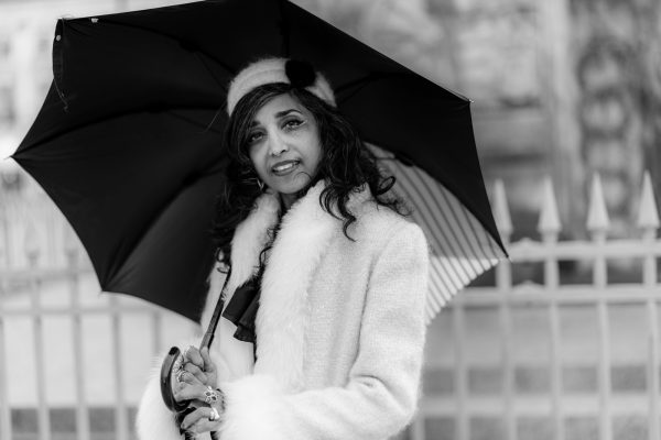 Portrait noir et blanc d'une femme sous un parapluie à Paris