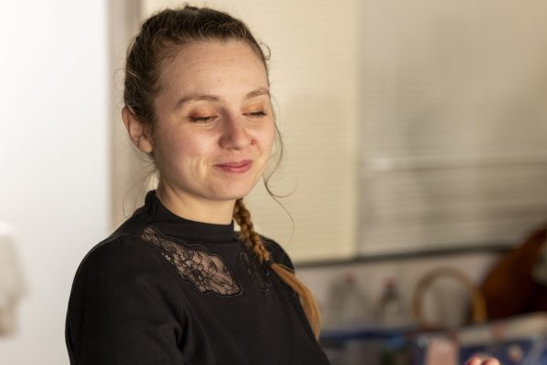 Portrait en coulisses d'une femme souriante, les yeux fermés