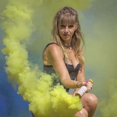 Portrait d'une femme entourée de fumée jaune