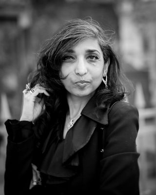 Portrait noir et blanc d'une femme aux cheveux au vent