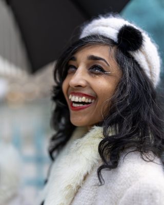 Portrait d'une femme riant aux éclats en manteau blanc, Paris
