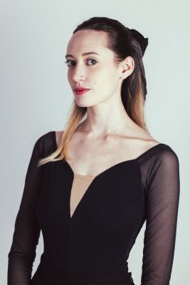 Portrait studio d'une danseuse en robe noire, regard vers l'objectif