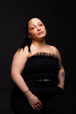 Portrait studio d'une femme en bustier noir sur fond noir