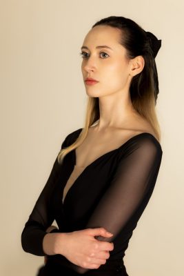 Portrait de profil d'une danseuse en robe noire, lumière chaude
